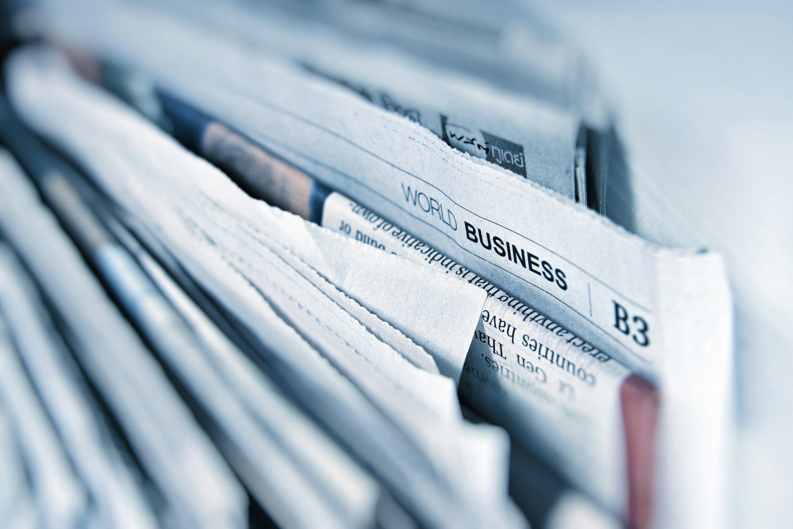 Image d'illustration — des pages de journal, pour évoquer les faux articles diffusés par ces opérations
